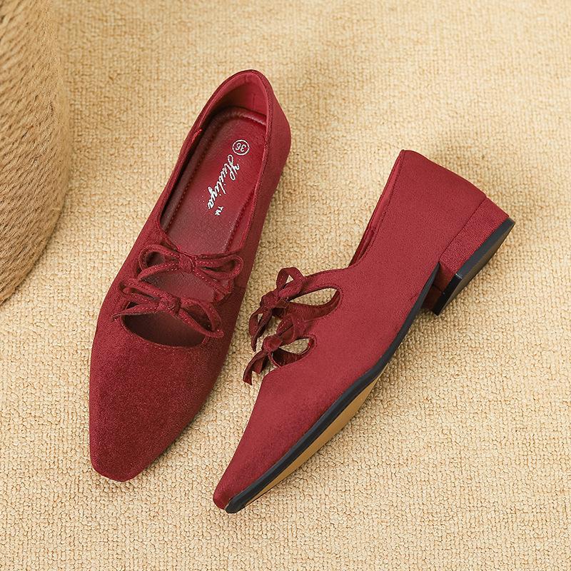 

DA287-2 Новинки Huiliya осенью 2025 года — это однотонные туфли-лодочки на низком каблуке с бантом в стиле Сяосянфэн, с острым носком и ремешком с пряжкой. 40 красный