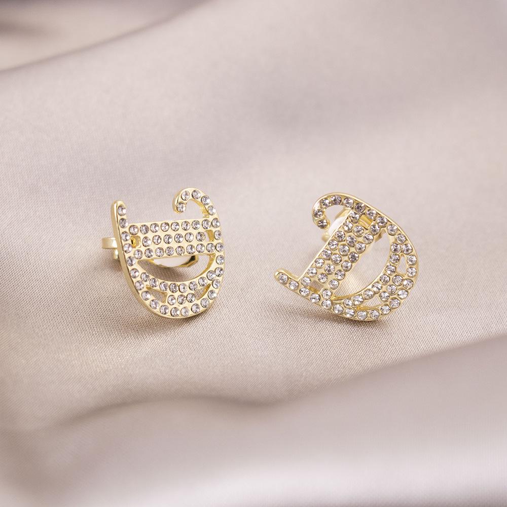 Brincos de pressão triangulares elegantes para orelhas não furadas - Versáteis e com um toque de luxo leve para o uso diário.