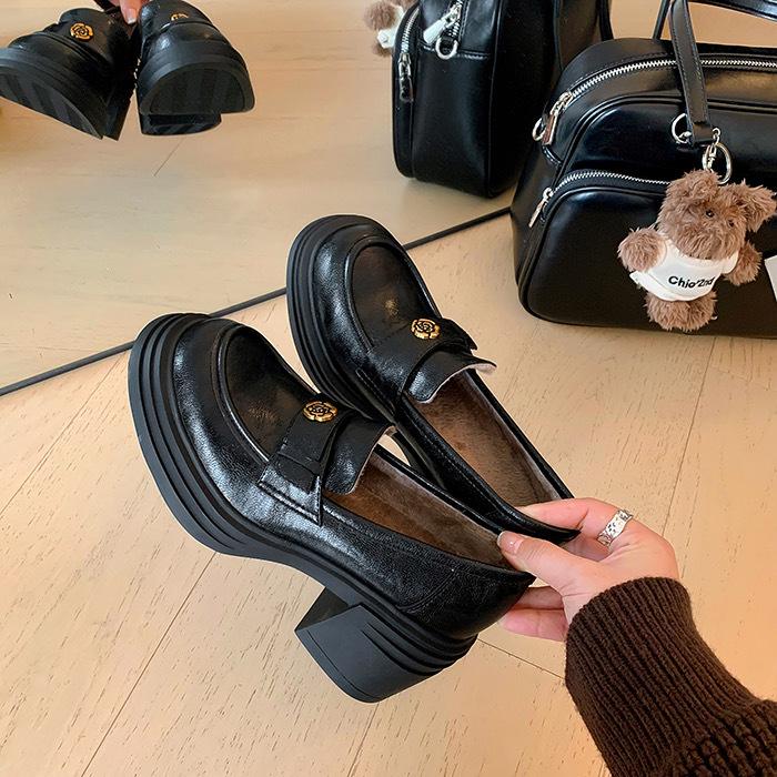 Small soft leather thick-soled loafers for women's 2025 autumn and winter new camellia small leather shoes with fleece and height-increasing sin