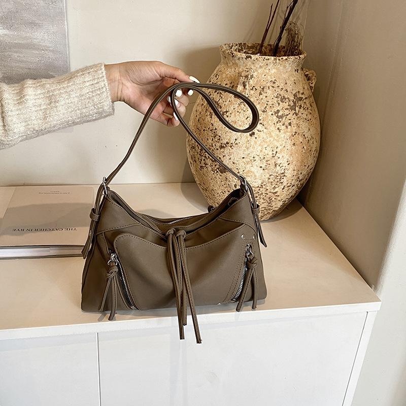 

2025 Новая сумка под мышкой Spice Girl Модная сумка-локомотив из мягкой кожи с кисточками Повседневная сумка через плечо для поездок на работу Сумка-тоут кроссбоди 29*8*18 хаки