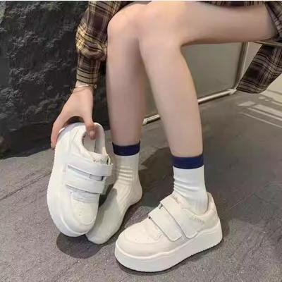 Versión coreana de zapatos versátiles de velcro para mujer 2025 nuevos populares de verano y otoño suela gruesa muffin casual primavera y otoño zapatos de tabla blancos