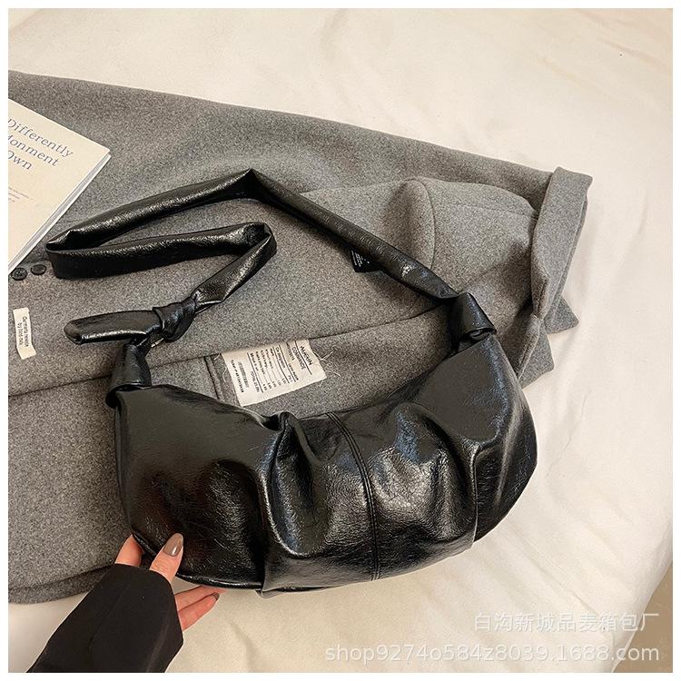 

Foreign order niche retro premium pleated lazy style casual dumpling bag women s commuter versatile shoulder messenger bag