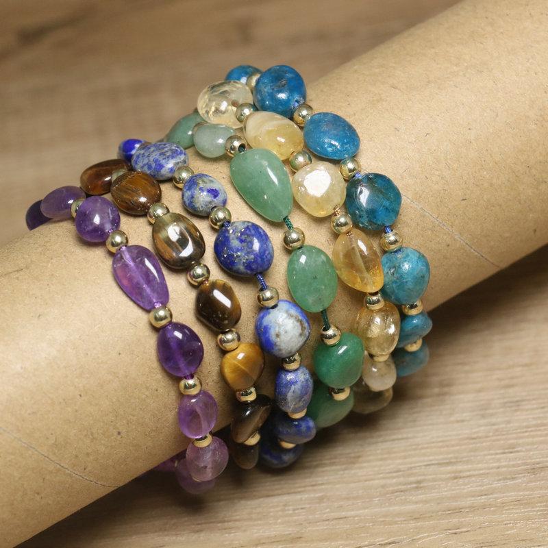 Bransoletka z nieregularnych koralików ametystowych – Złoty akcent Regulowana biżuteria Boho, Prezent dla kobiet uspokajający intuicję