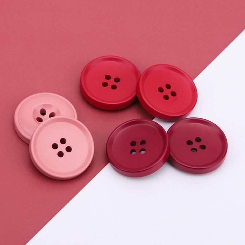 Velký Kulatý 4 Dírkový Pryskyřičný Šicí Knoflík Černý Bílý Červený Knoflíky Scrapbooking Pro DIY Řemesla Oblečení Kabát Svetr Dekor 25/27Mm