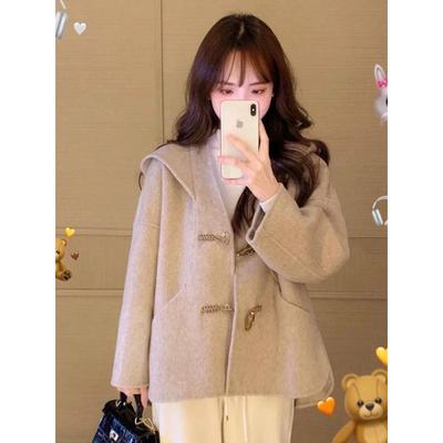 Krátky obojstranný vlnený kabát s kapucňou a gombíkmi z rohu pre jeseň/zimu 2025