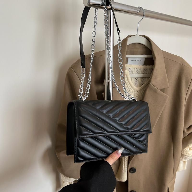 

Trendy foreign style versatile diamond indentation small square bag women s new high-end solid color casual commuting personalized messenger bag чёрный