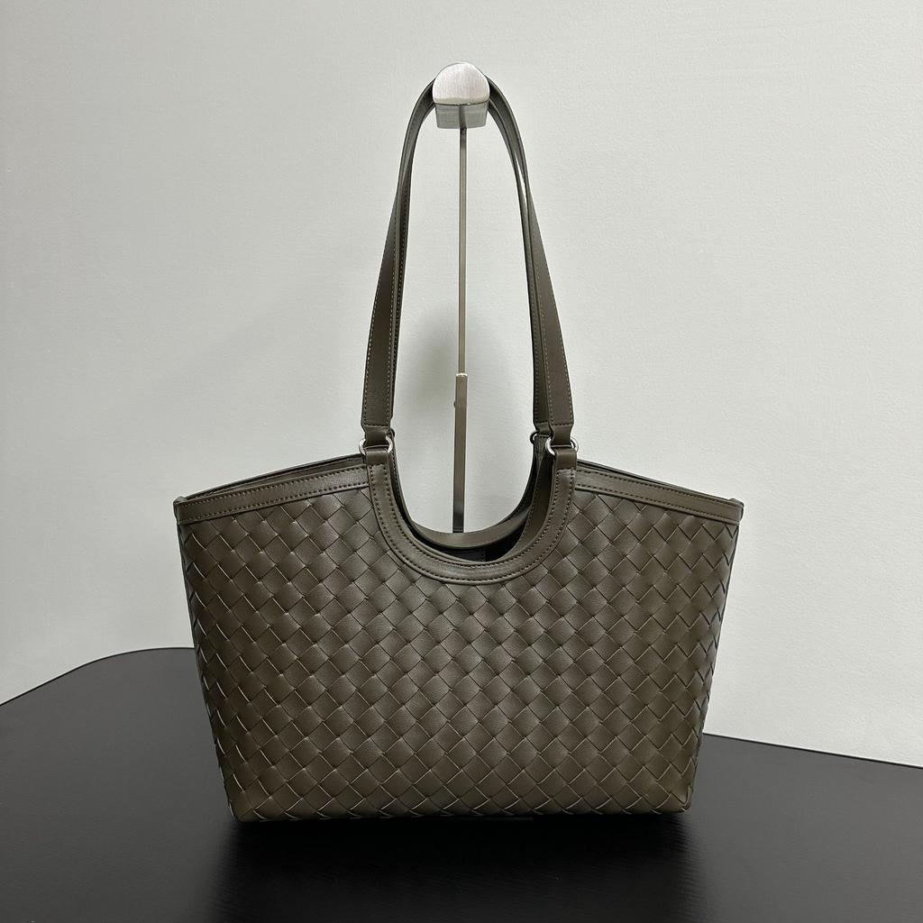 Niche design commuter texture versatile retro woven tote bag large capacity premium portable shoulder armpit bag