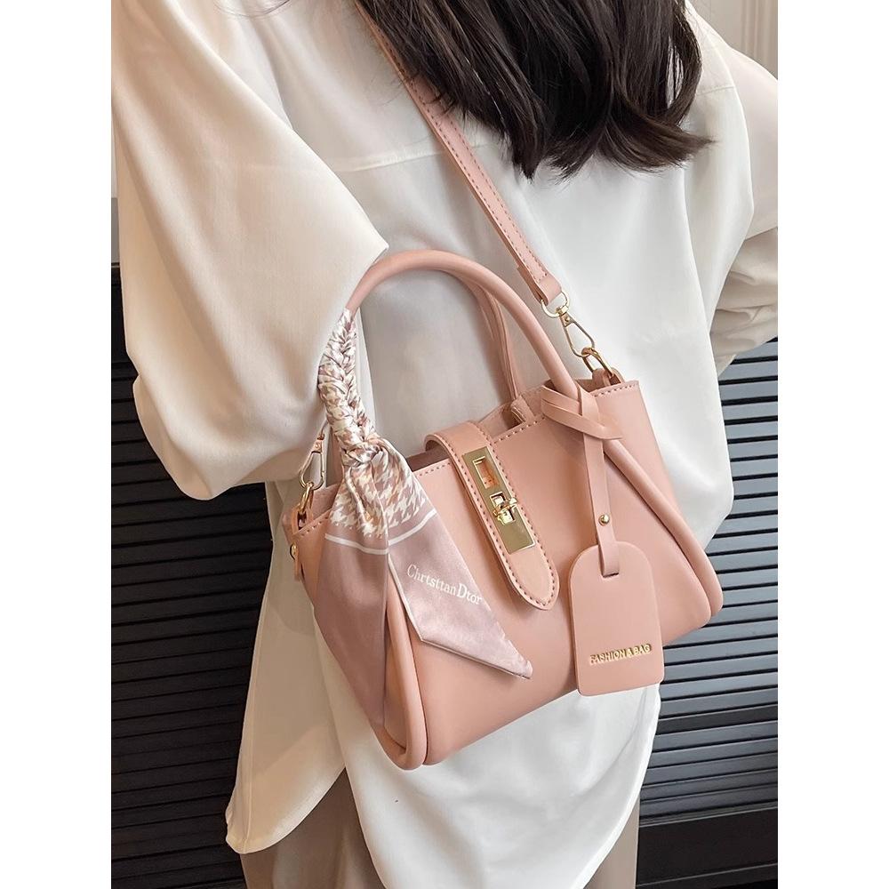 Premium Light Luxury Super Fire Small Bag Women's 2025 New Autumn and Winter Niche Popular Women's Messenger Bag