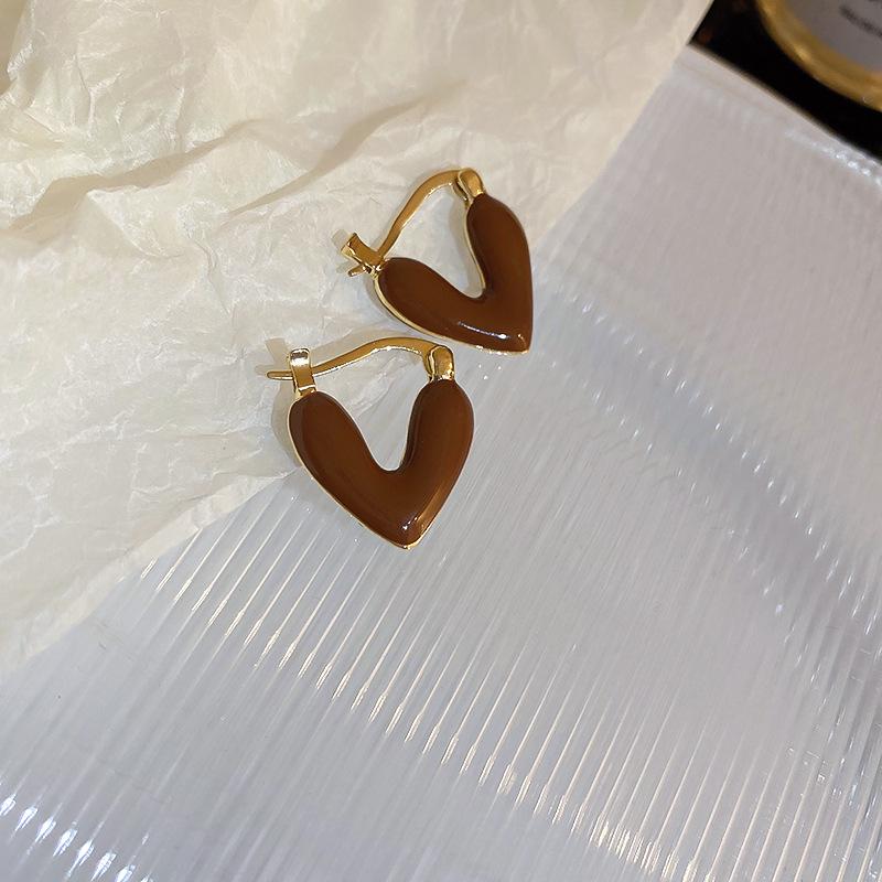 Maillard Coffee Retro Heart Hong Kong Style Versatile Stud Earrings - Niche Fashion Design