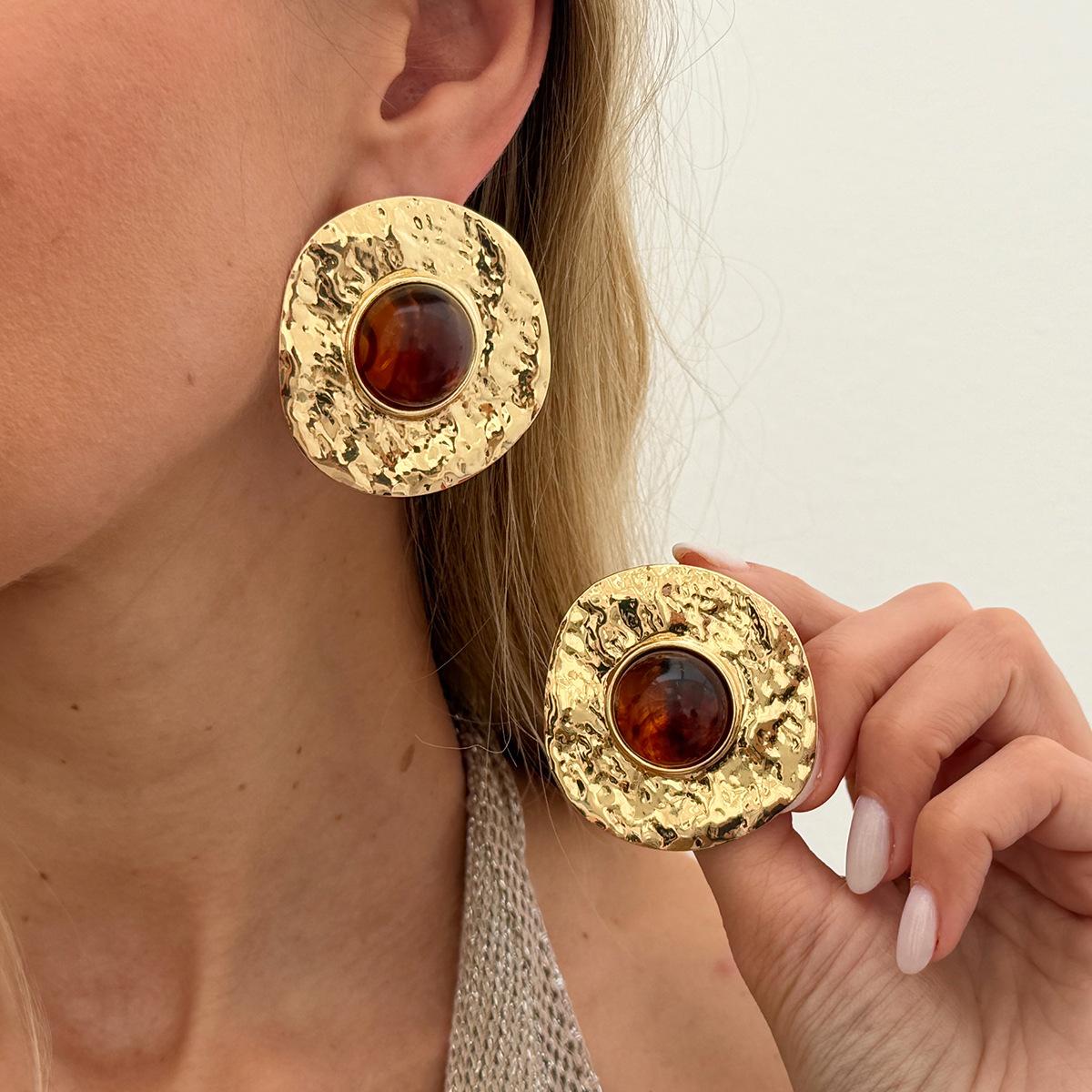 Fashion Style Metal Round Pleated Pendant Collar, Light Luxury Resin Gemstone Choker Necklace.