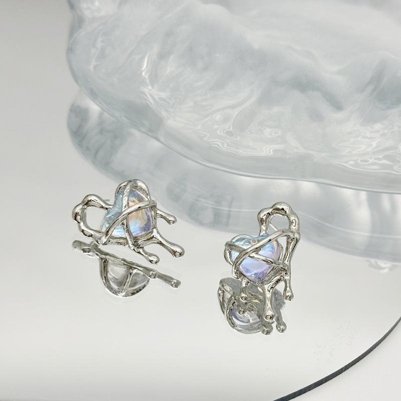 Creative Cute Heart Stud Earrings for Women Bound Tearful Crystal Love Earrings New Fashion Korean Statement Jewelry Gift