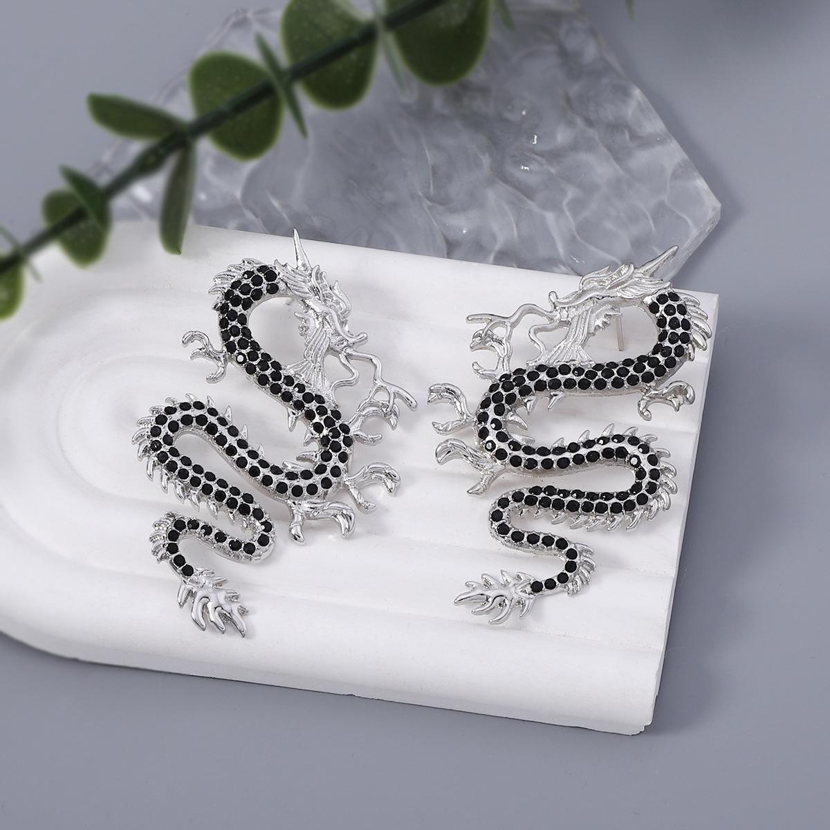 

Heavy industry inlaid colored diamonds vintage three-dimensional gold warm gold craft dragon totem exaggerated personality medieval Vintage stud чорний