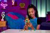 Включает золотую блузку Клео де Нил из Monster High и многослойный пет-корсет с коброй и аксессуары, такие как свиток и кукла, юбка, рюкзак, закуски и многое другое.