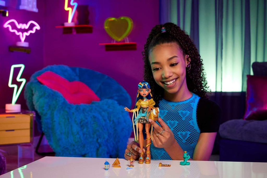 Включает золотую блузку Клео де Нил из Monster High и многослойный пет-корсет с коброй и аксессуары, такие как свиток и кукла, юбка, рюкзак, закуски и многое другое.