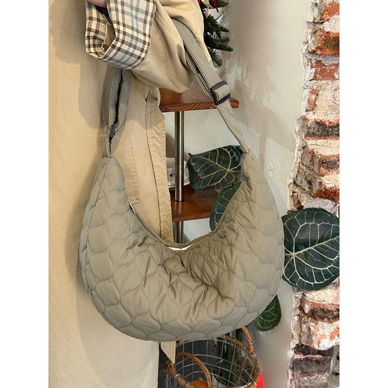 Cotton-filled Dumplings Come with A Large Capacity Casual Commuter Shoulder Bag.