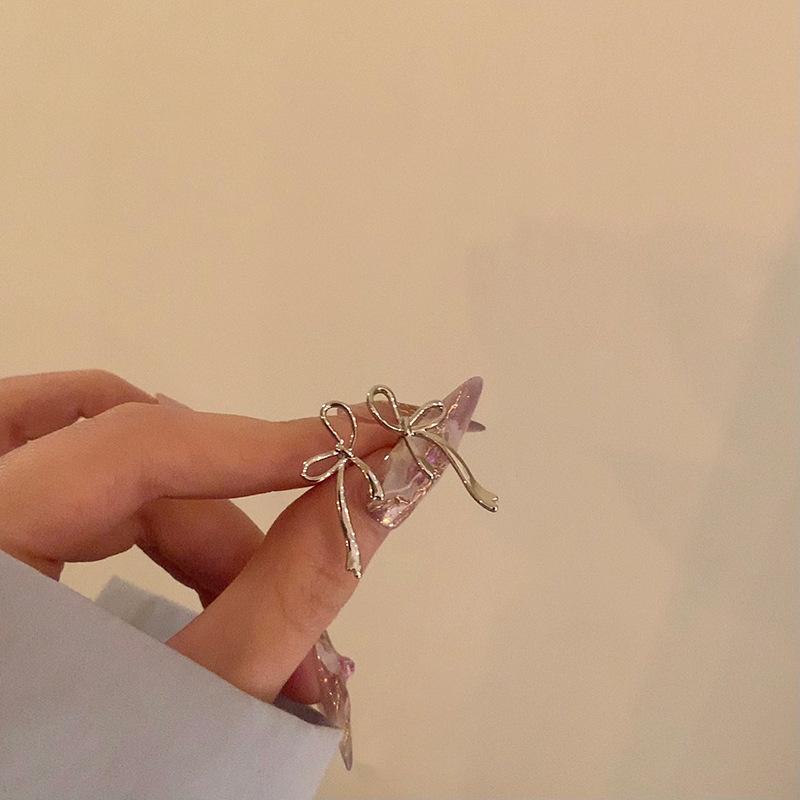 

Серебряная игла легкая роскошь нишевые простые серьги-гвоздики с бантом женские универсальные супер сказочный темперамент металлические серьги украшения для ушей