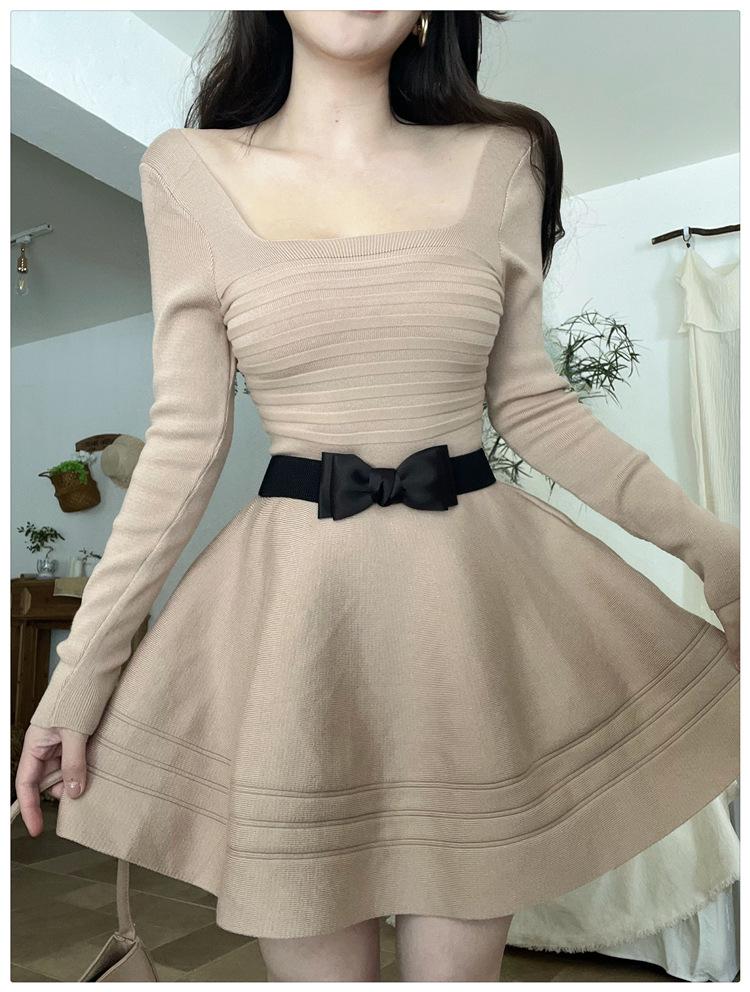 Robe élégante en maille française: Robe Automne/Hiver Coupe Ajustée avec Jupe Évasée Découpée