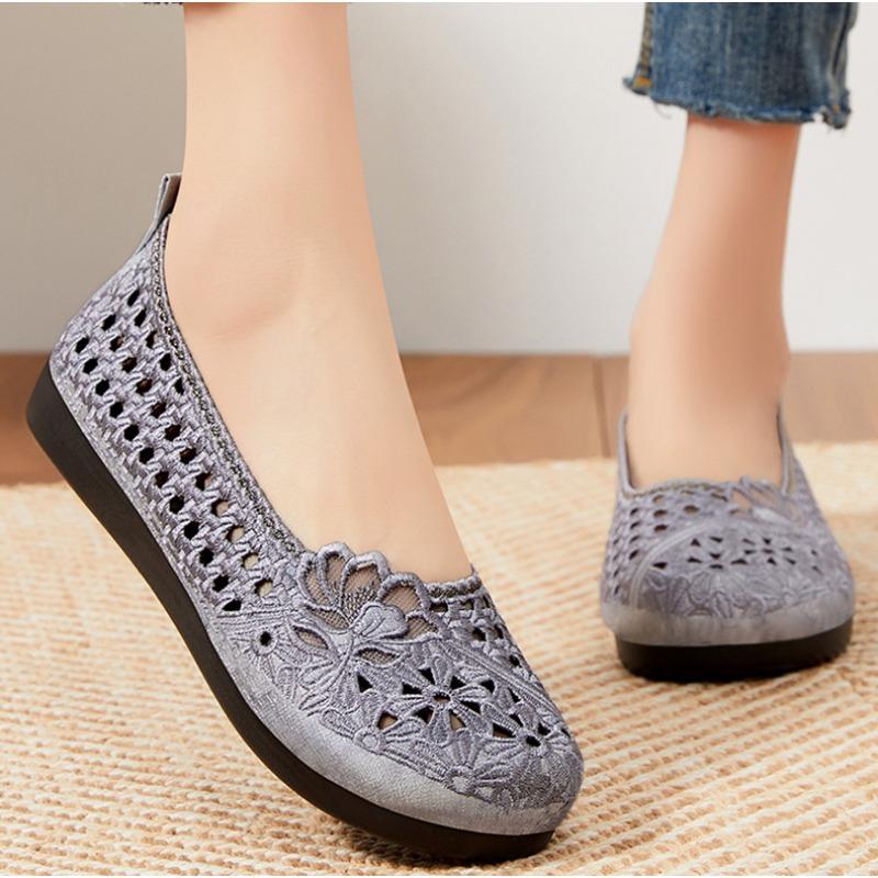 Women's shoes with soft soles, breathable Hanfu shoes in spring and autumn, fabric shoes, women's ethnic style embroidered shoes
