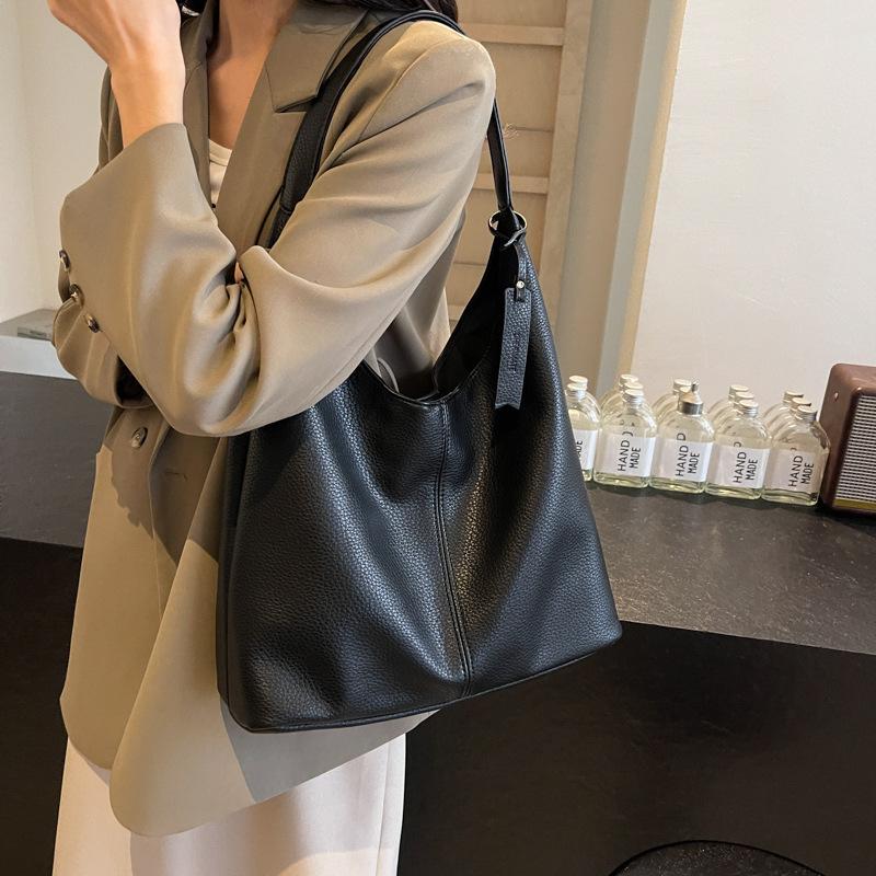 Autumn and winter retro commuter bag women's 2025 new shoulder underarm bag casual large capacity student class tote bag