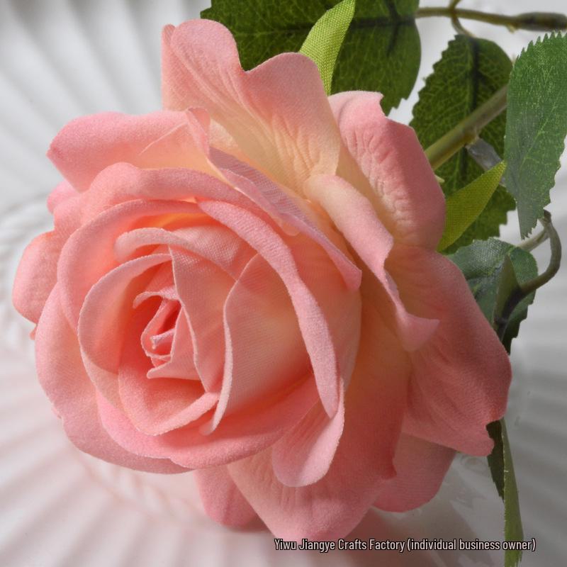 

Большой букет из шелковых роз и фланели для украшения дома на свадьбу и День святого Валентина