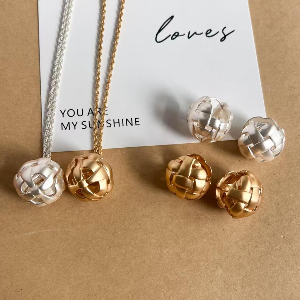 Hollow Knit Pompon Pendant Long Necklace: High-End Matte Sweater Chain for Autumn & Winter