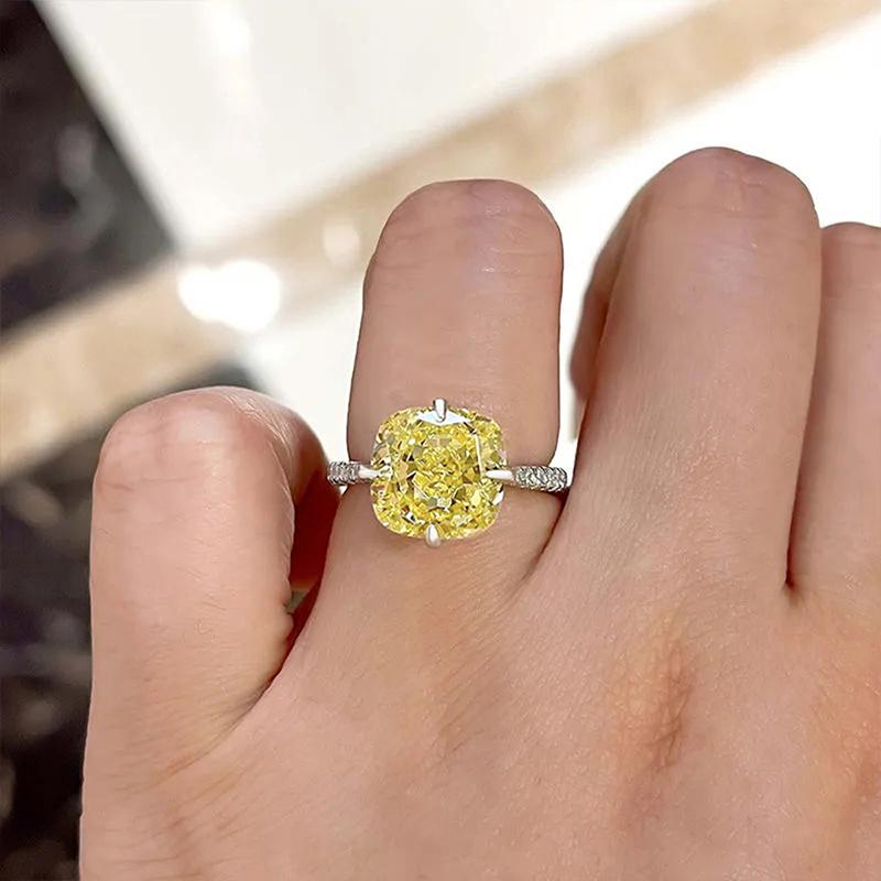 Huitan Simple Design CopperColor Ring for Women Inlaid Bright Yellow Cubic Zirconia Versatile Party Accessories Trendy Jewelry