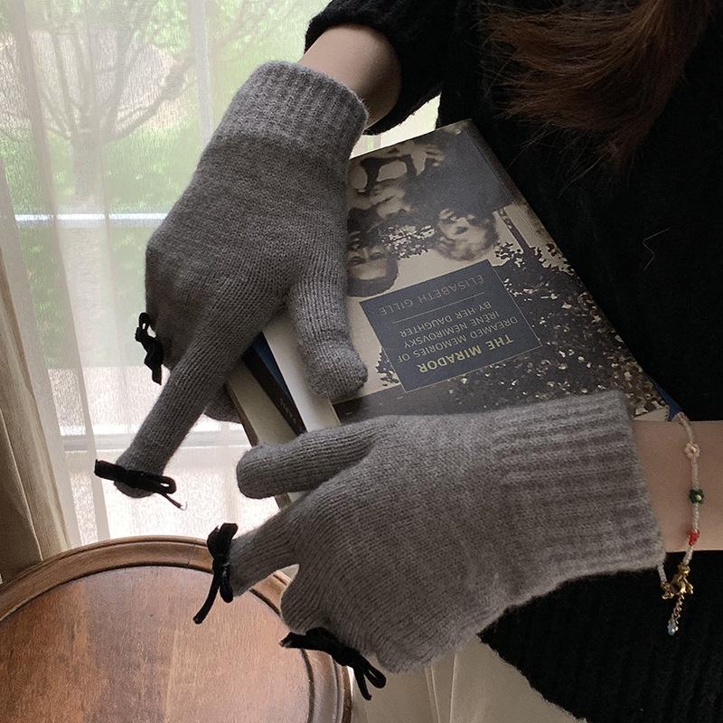 A New Warm Touchscreen Glove for A Cute Korean Cyclist with A Winter Bow and Five Fingers In