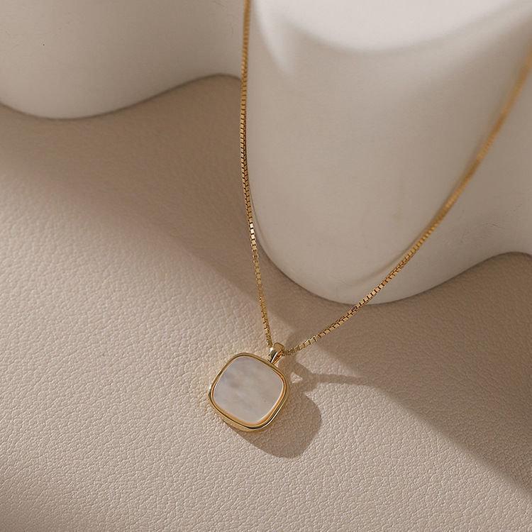 Elegant Women's Square Shell Necklace: Versatile, Simple, and Stylish Clavicle Chain Accessory