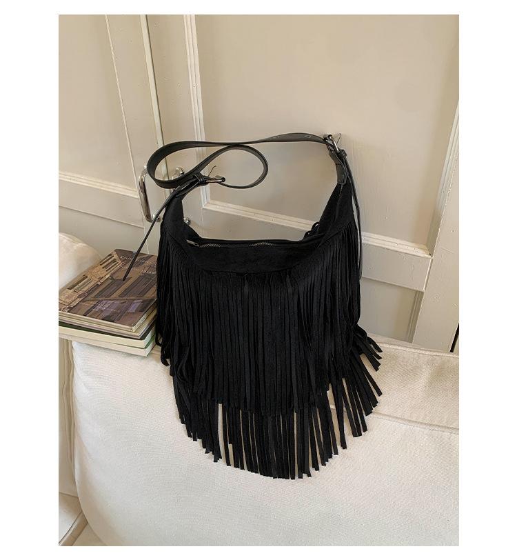 

Korean niche suede retro fringed bag 2025 autumn and winter Maillard solid color fashion single shoulder messenger fringed bag чёрный