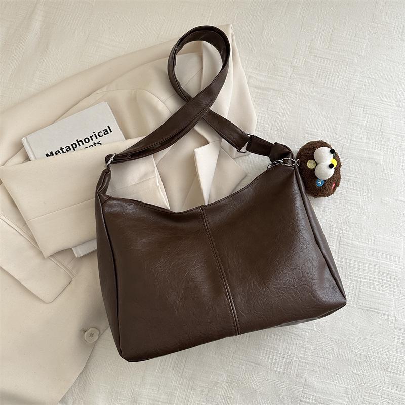 

Women s Large Capacity Tote Bag: Fashionable, Casual, and Functional Shoulder Messenger for Work and Commute With pendant коричневий