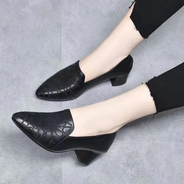 2025 New Spring Women's Pointed Point Medium Thick Heel Shallow Mouth Single Shoes Fashion Soft Leather Embroidered Work Shoes