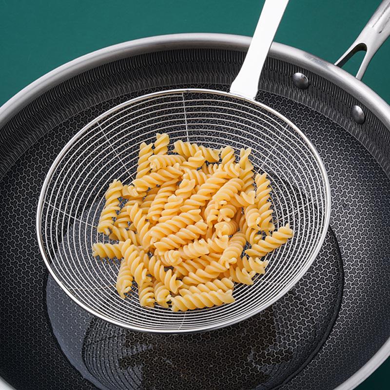 Küchensieb aus Edelstahldraht mit langem Holzgriff