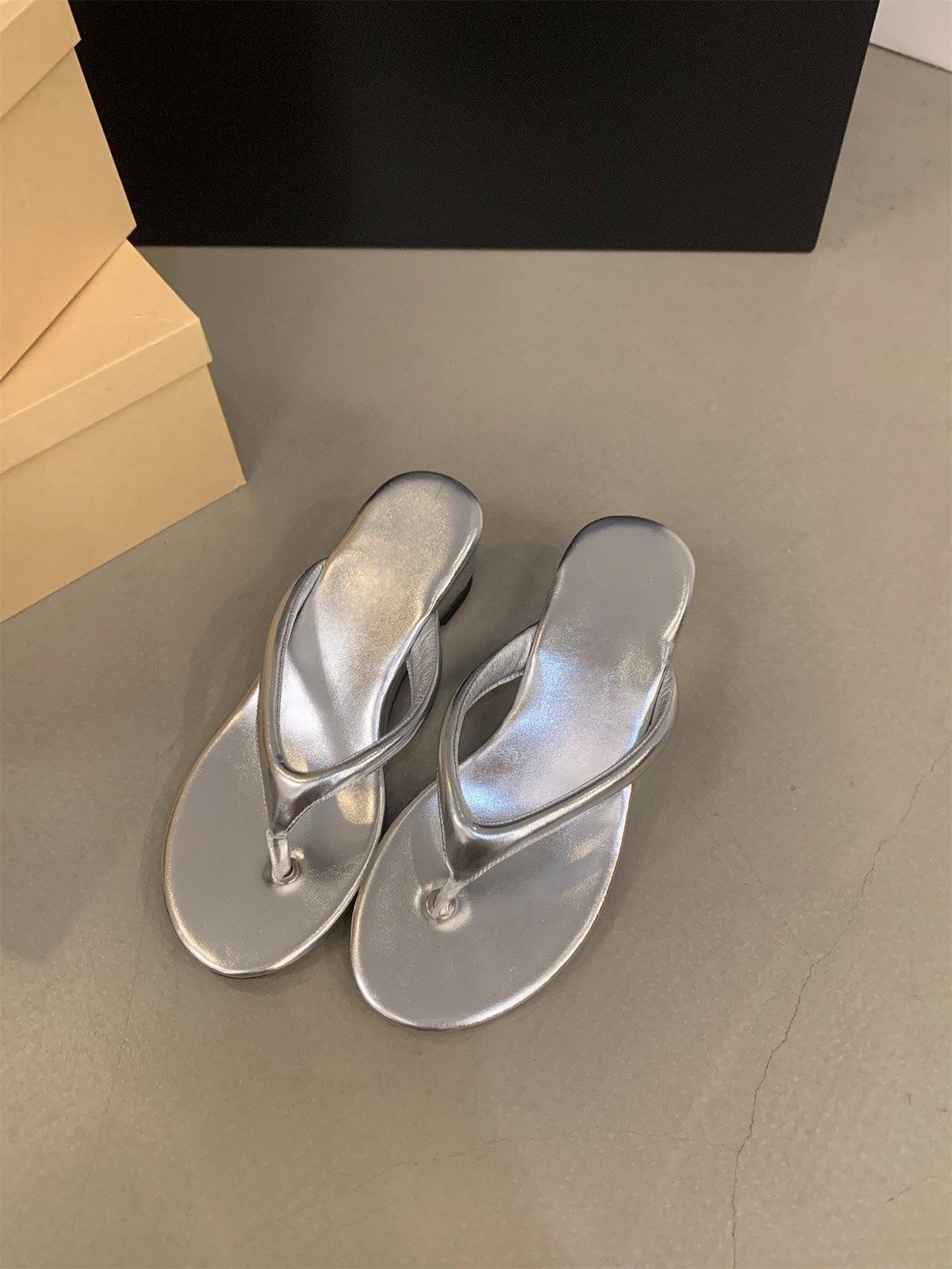 

Маленький человек увеличивает высоту танкетки, щиплет ногу, шлепанцы, женская обувь 2025, новая летняя обувь, сандалии с пальцем 40 серебряный