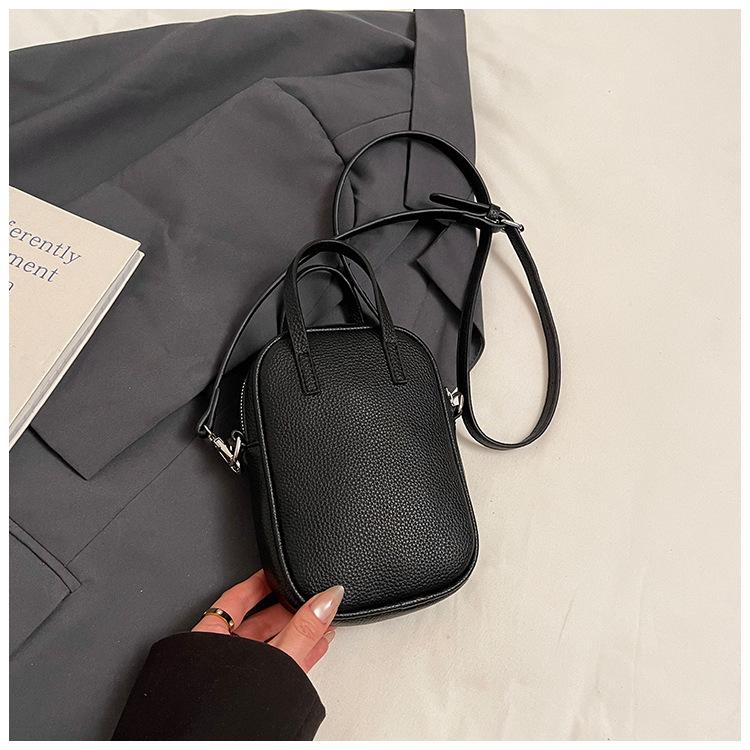 This year's popular fashion messenger small bag for women 2025 spring new trendy retro shoulder commuter bowling bag for women