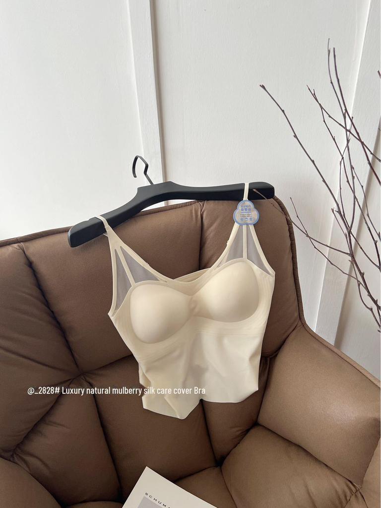 "Seamless Mulberry Silk Camisole with Chest Pads – Large Size, Lifting, and Exposure-Proof, Beautiful Back Design"