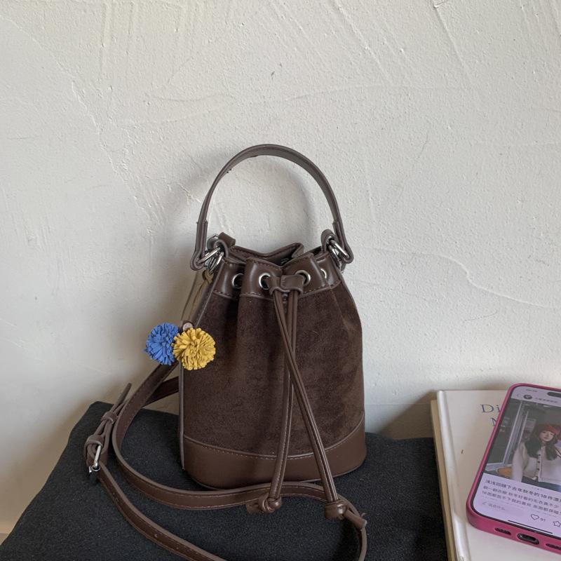 Fashion drawstring handbag versatile bucket bag women's 2025 autumn and winter new commuter shoulder bag trendy messenger bag