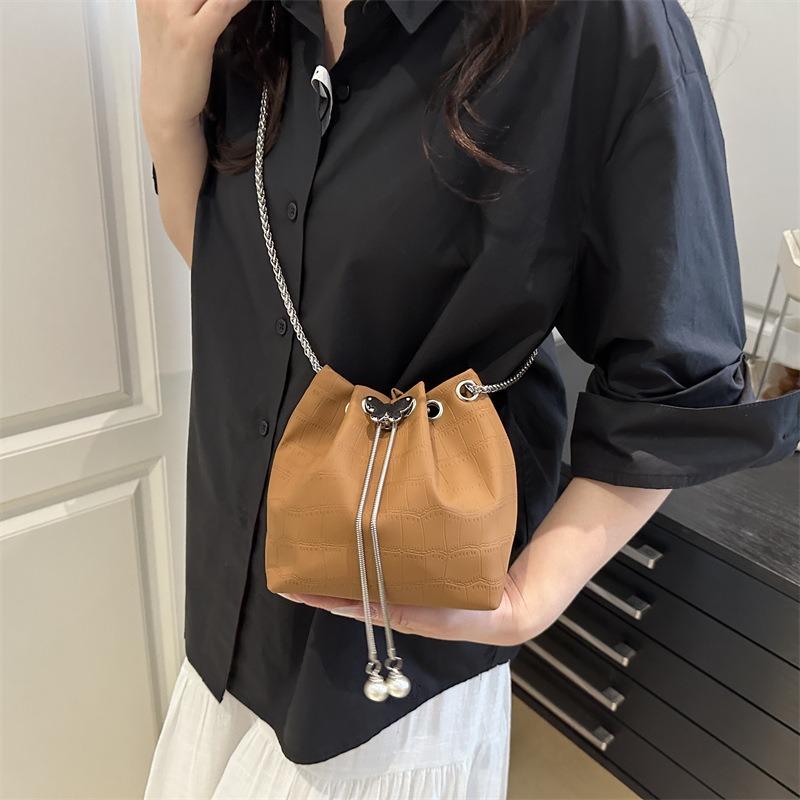 Summer New Popular Aesthetic Casual Simple Fashion Chain Commuter Shoulder Crossbody Bucket Bag Lightweight Bag