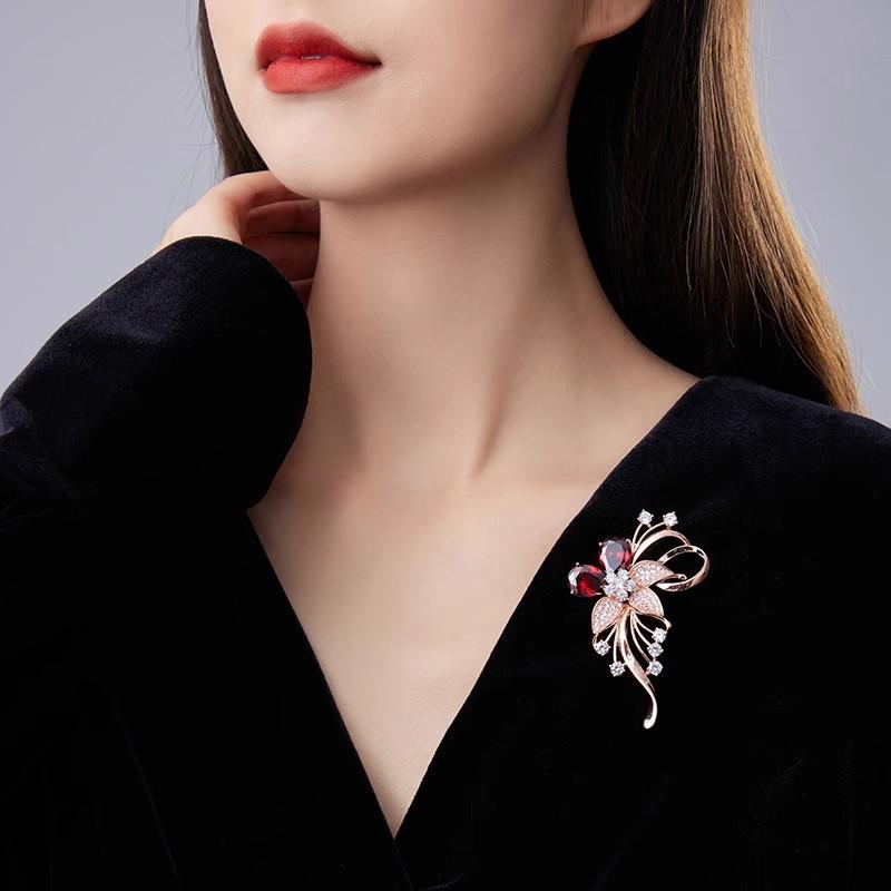 Delicate He Jinhua Brooch, High-end Women's Light Luxury Crystal Brooch Design Sense, Niche Anti-light Pin, Western Accessories