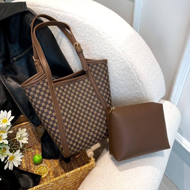 

Autumn new fashion women s bags, casual trend tote bags, handbags, large-capacity commuter children and mothers shoulder bags темно-коричневого кольору