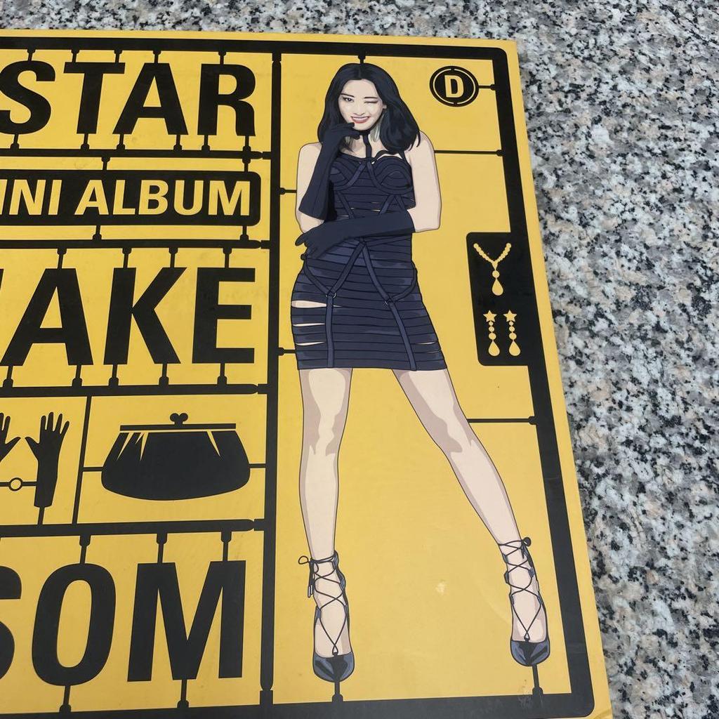 [USED] SISTAR SHAKE IT Korean Edition CD 3rd Mini Album Accessories Discount
