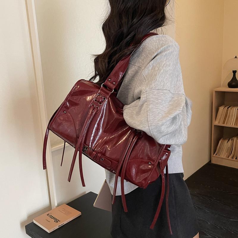 Large Capacity Retro Commuter Tote Bag Women's 2026 Spring New Relaxed Casual Exquisite Shoulder Armpit Bag