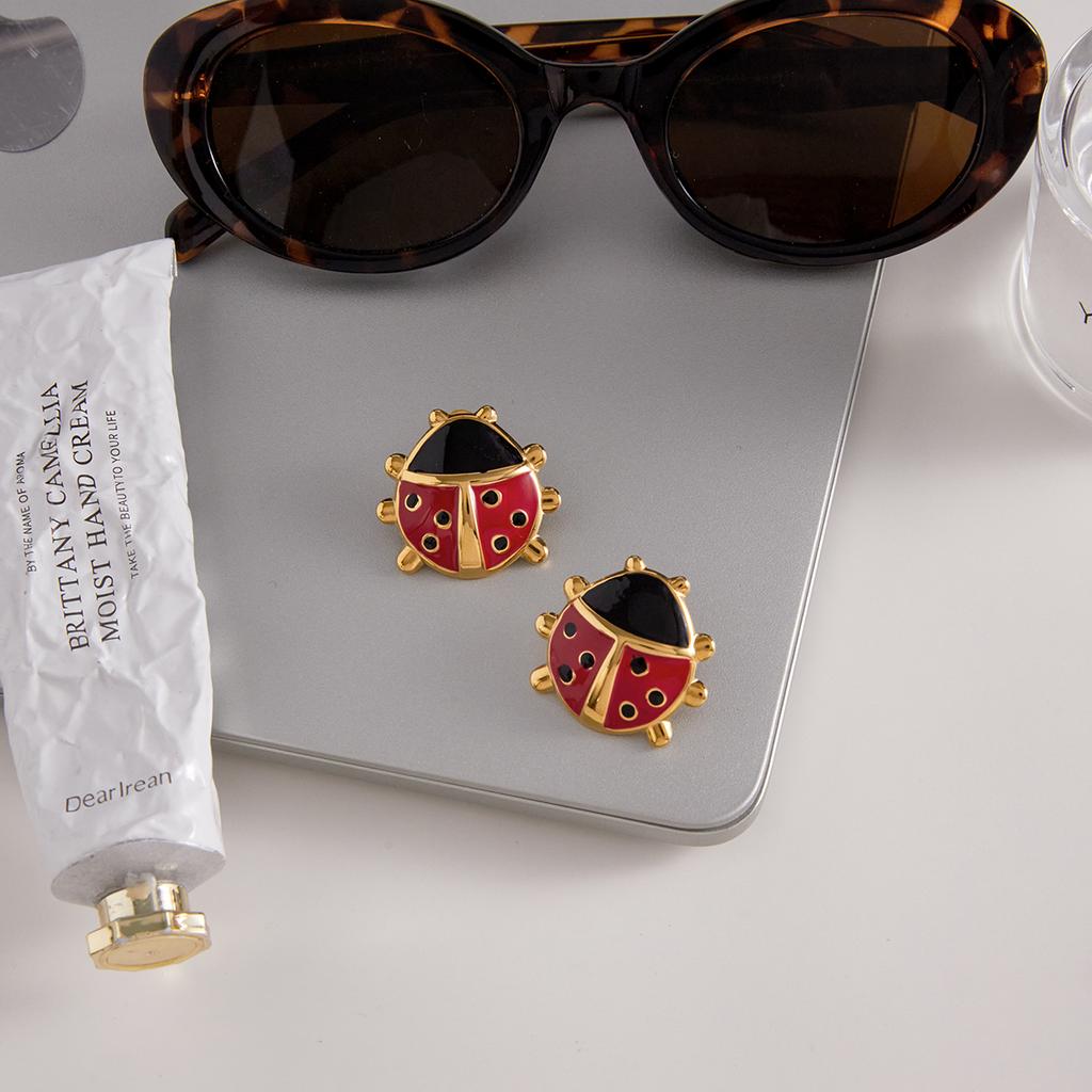 Youthway Niedliche Marienkäfer-Ohrstecker mit Öltropfen für Damen, vergoldete Edelstahl-Ohrringe, einfacher Modeschmuck, Geschenk