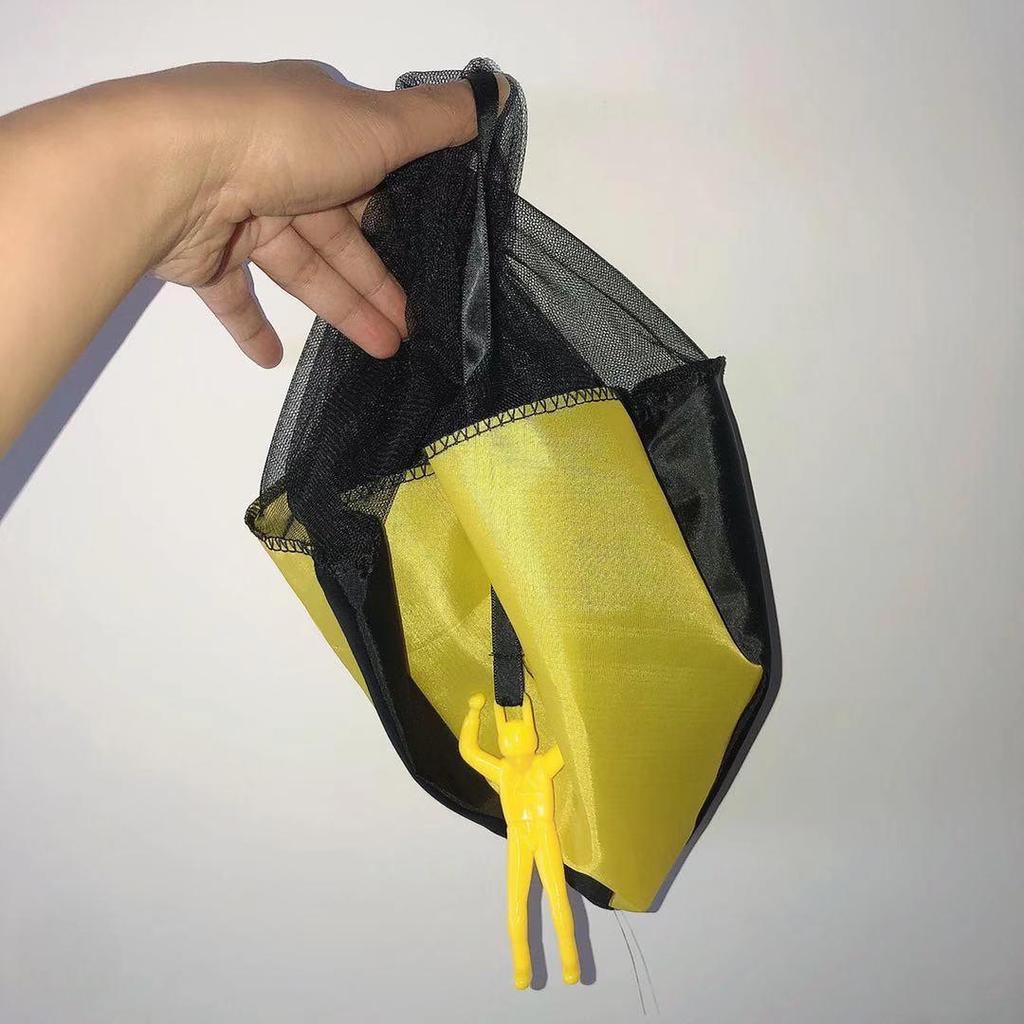 Attività di soldatino giocattolo con paracadute lanciato a mano per bambini - Bancarella per sport all'aperto e asili nido