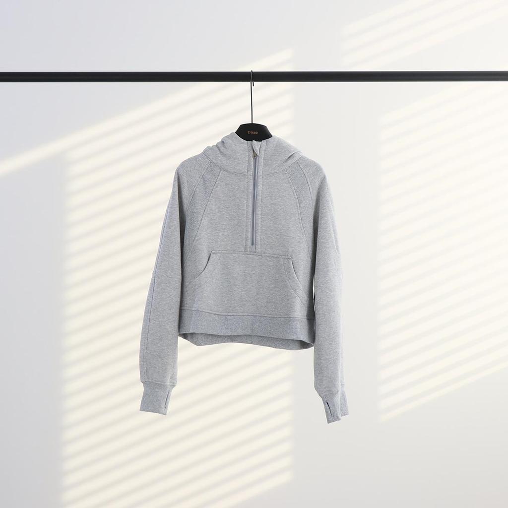 Damska bluza z kapturem i zamkiem do połowy, podszyta polarem - Przytulny top na jesień/zimę do jogi i fitnessu na świeżym powietrzu