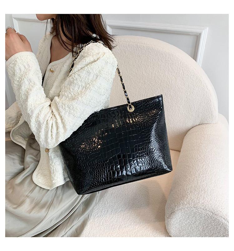 Trendy Black Tote Bag With High-end Feel And Street Style Elements