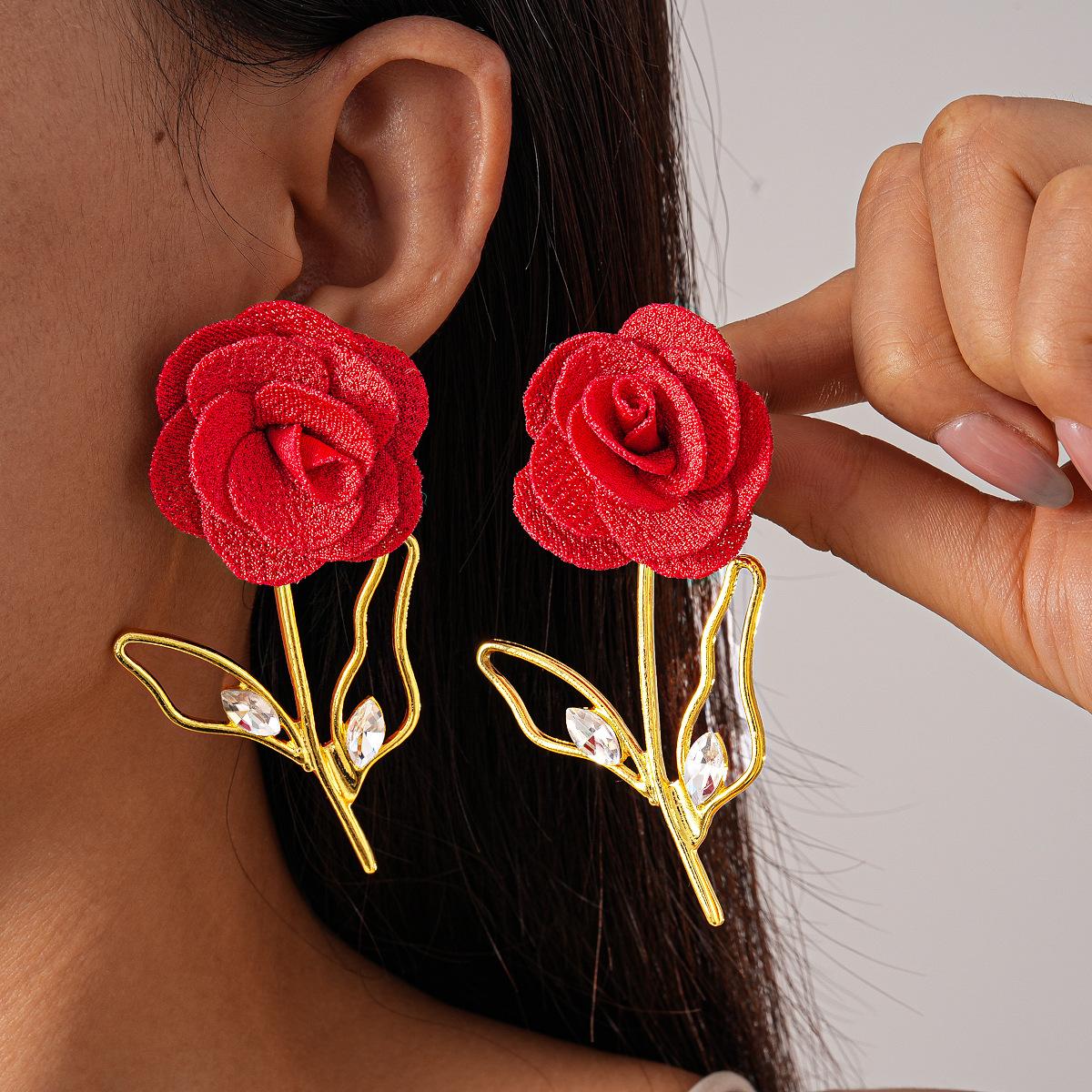 

Модные серьги-подвески для женщин красный