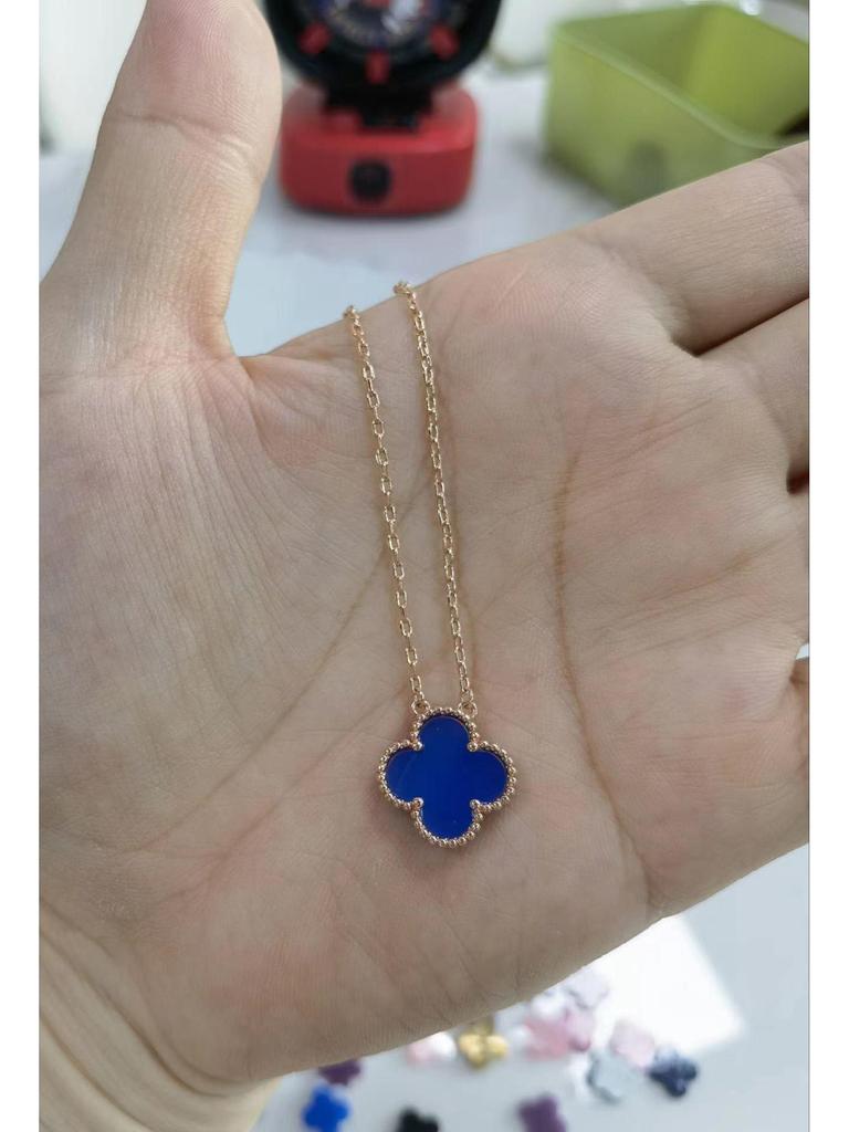 Halskette mit vierblättrigem Kleeblatt, 18 Karat vergoldet, mit Anhänger aus rosenrotem Chalcedon, Achat und weißem Muschelkern für Damen