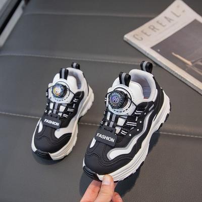 Neue große, mittlere und kleine Kindersportschuhe von Klassenkameraden, Grundschuhe, leichte Laufschuhe mit weicher Sohle für Väter