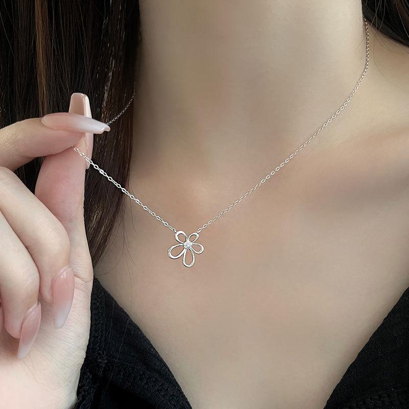 Small Fresh Hollow Flower Necklace, Sweet Summer, Small Crowd Atmosphere, Collar Chain New Style