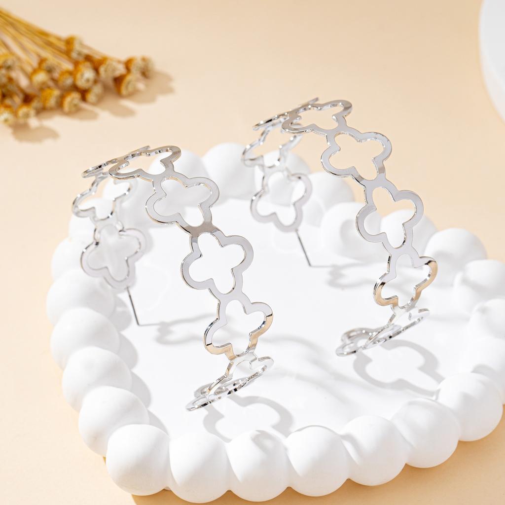 A Pair of Women's Earrings Hollowed-Out Flower Casual Earrings Suitable for Daily and Vacation Wear